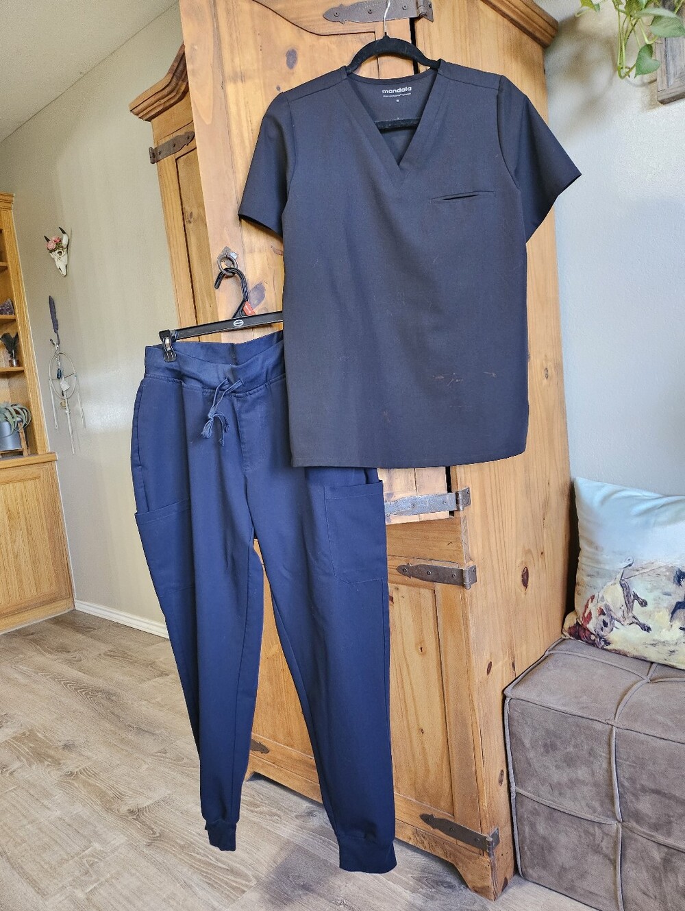 Mandala Women's Black Scrub Top MEDIUM (Bleach Spot), LARGE  Navy JOGGERS